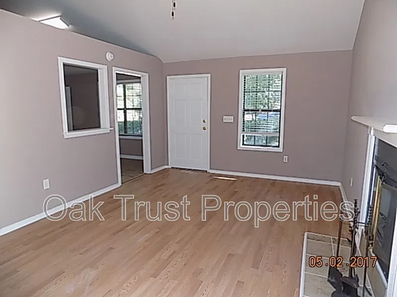 3 bed, 2.0 bath, 1300 sqft, $2,350 — Photo 4