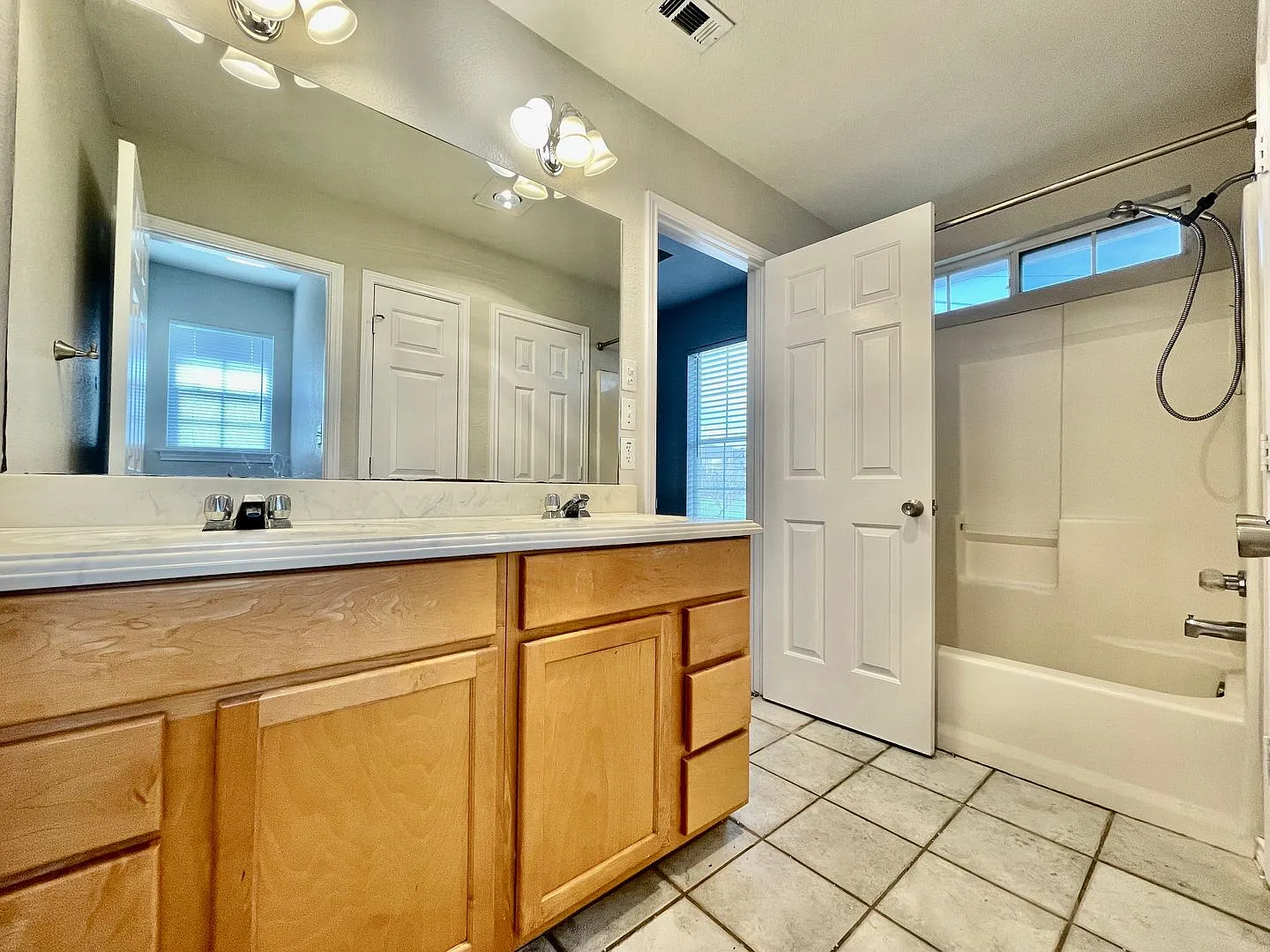 Spacious 3 Bedroom with a Fenced Yard and 2 Car Garage! — Photo 3