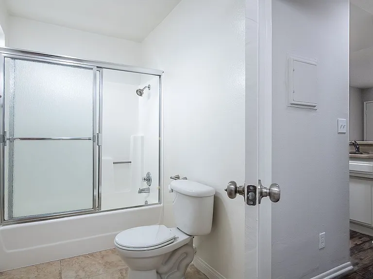 6260 Vineland Ave — Photo 15