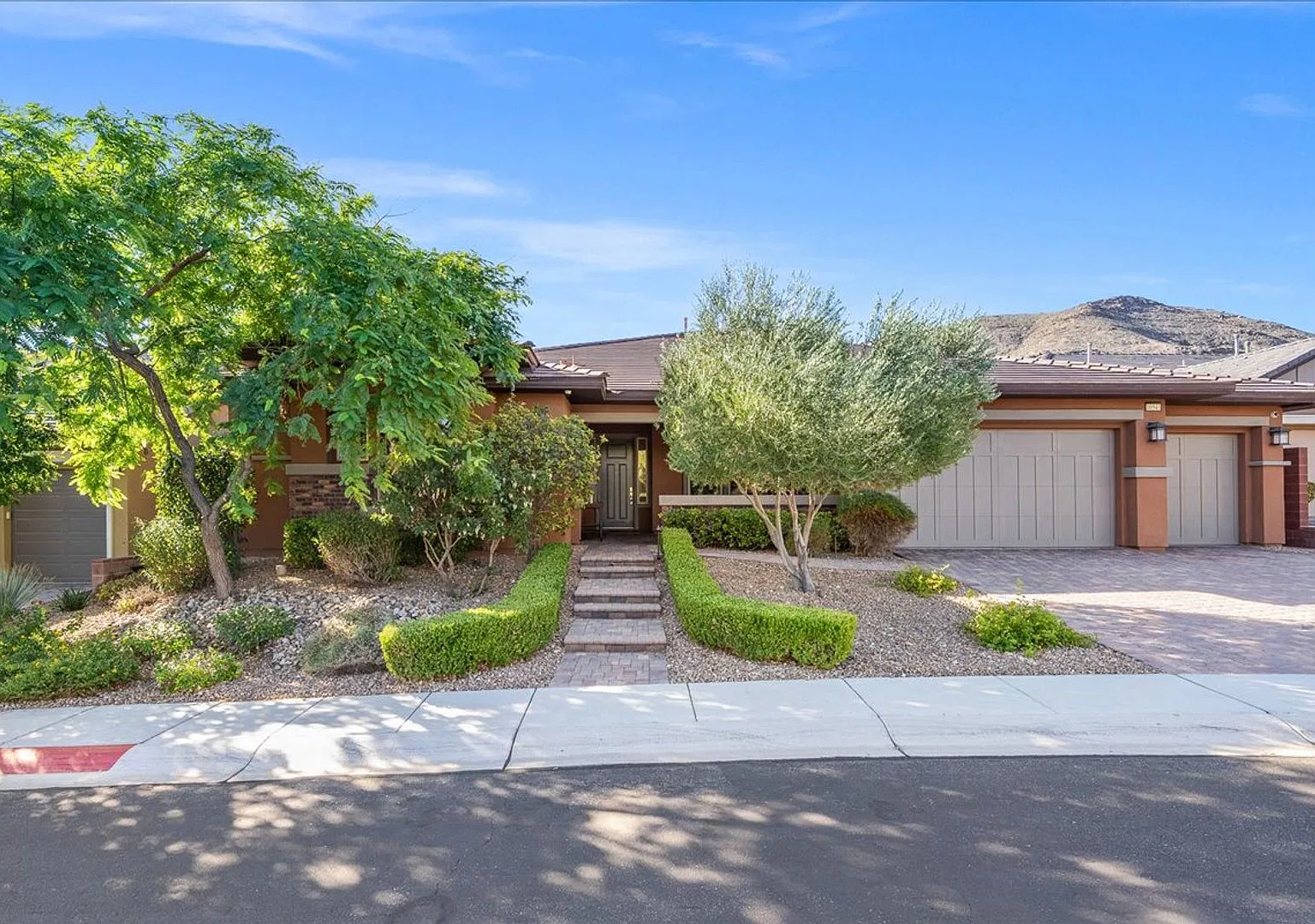 Luxury Retreat, Fully Furnished Single-Story Estate with Private Pool & Spa — Photo 2