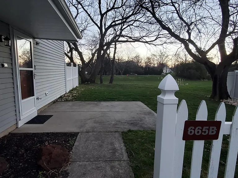 665 Rose Hollow Dr #B — Photo 2