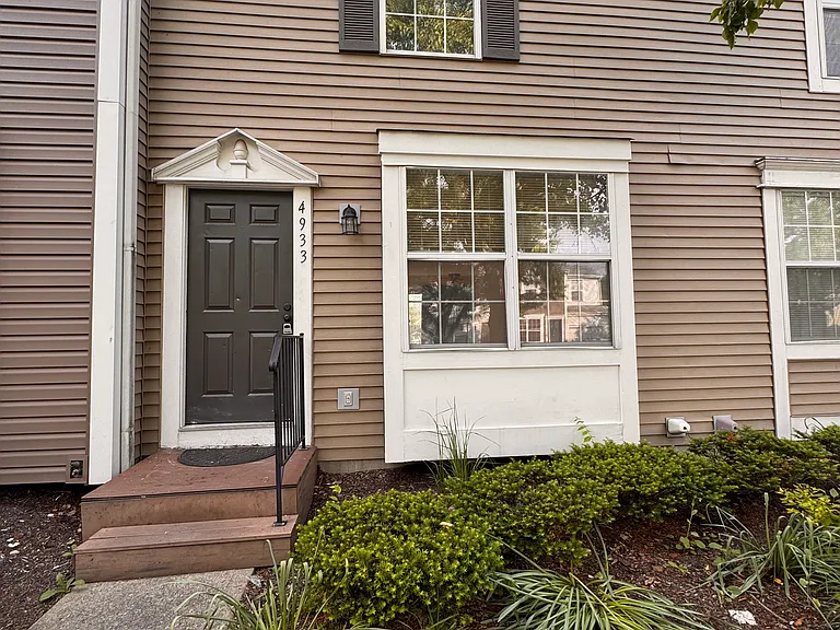 4933 Singleton Dr — Photo 2