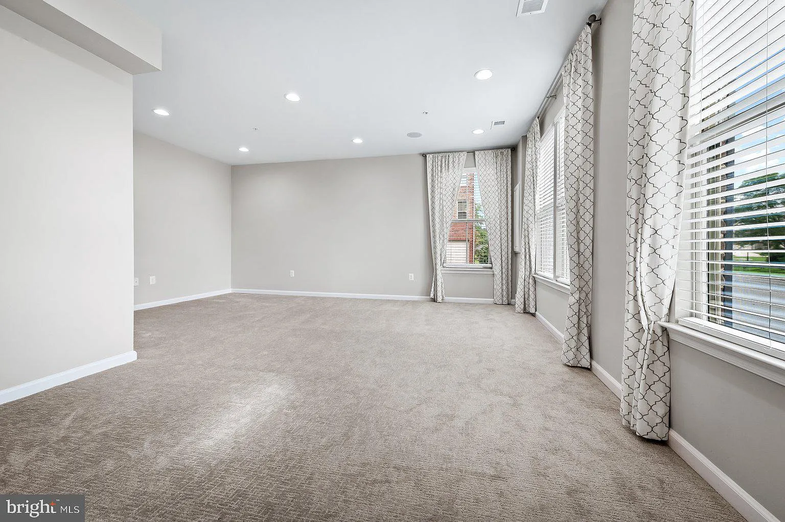 3 bed, 2.5 bath, 3044 sqft, $3,300 — Photo 4