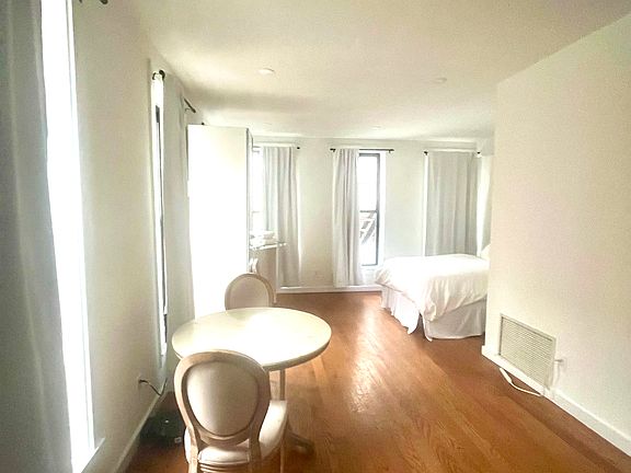 3rd image of 322 Spring St APT 1