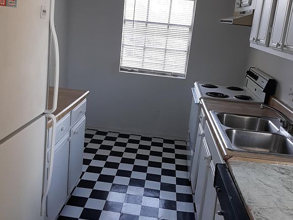 3rd image of 1414 Fairview St #C