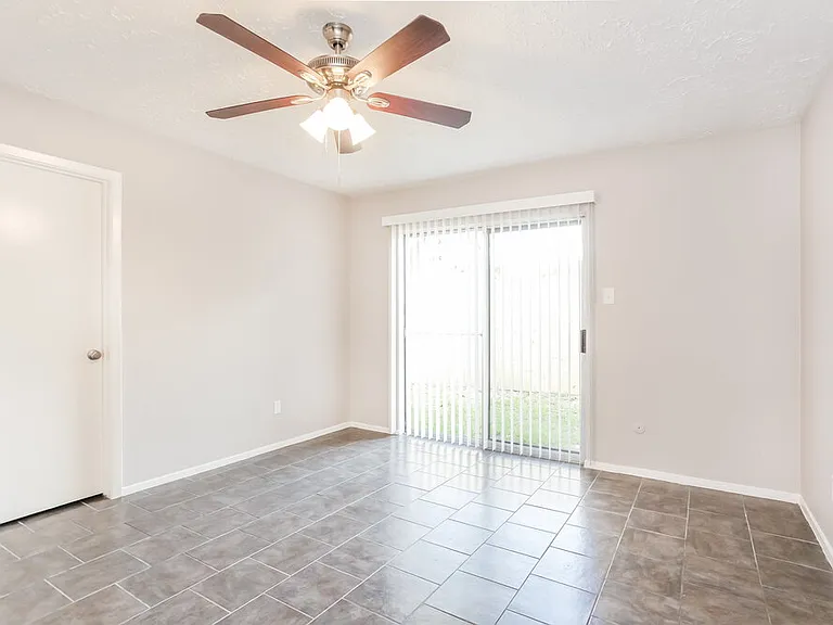 3915 Vineyard Dr — Photo 10