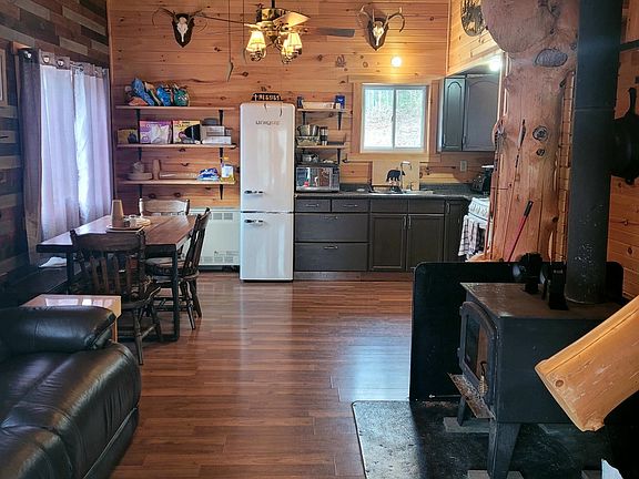 3rd image of 547 Guillemette Rd