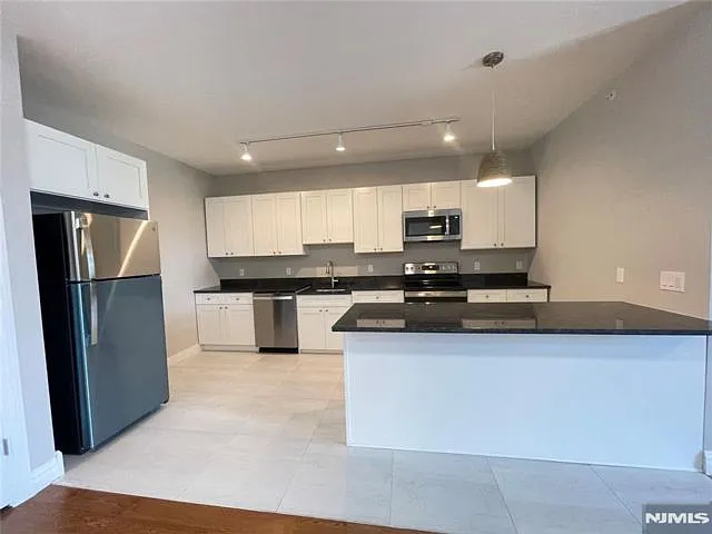 1 bed, 1.0 bath, $2,800 — Photo 4