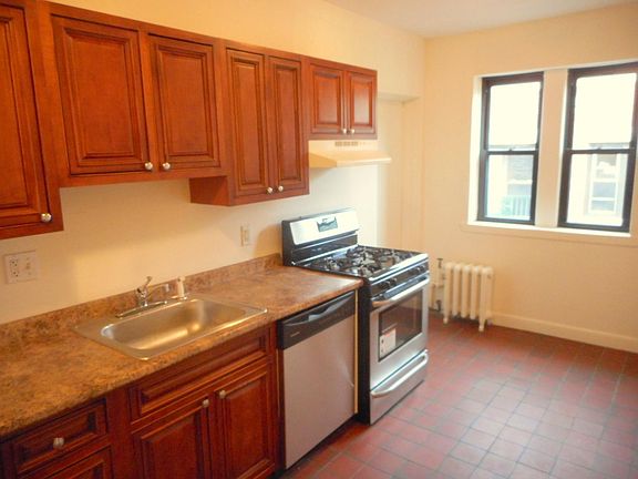 3rd image of 456 Park Dr #20