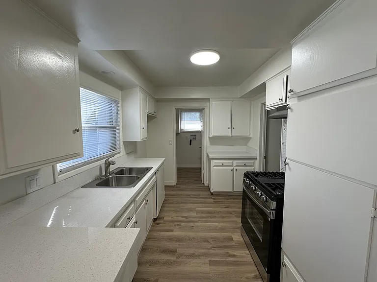 14330 Bon View Ave — Photo 9
