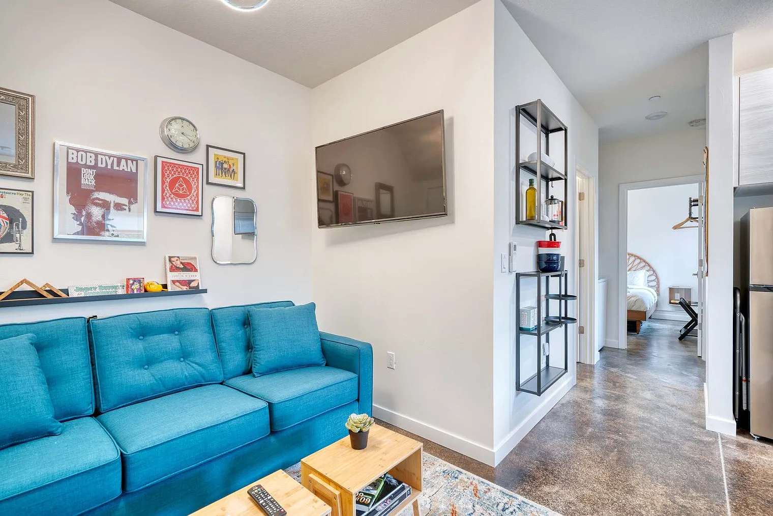 2 bed, 1.0 bath, 990 sqft, $4,110 — Photo 3