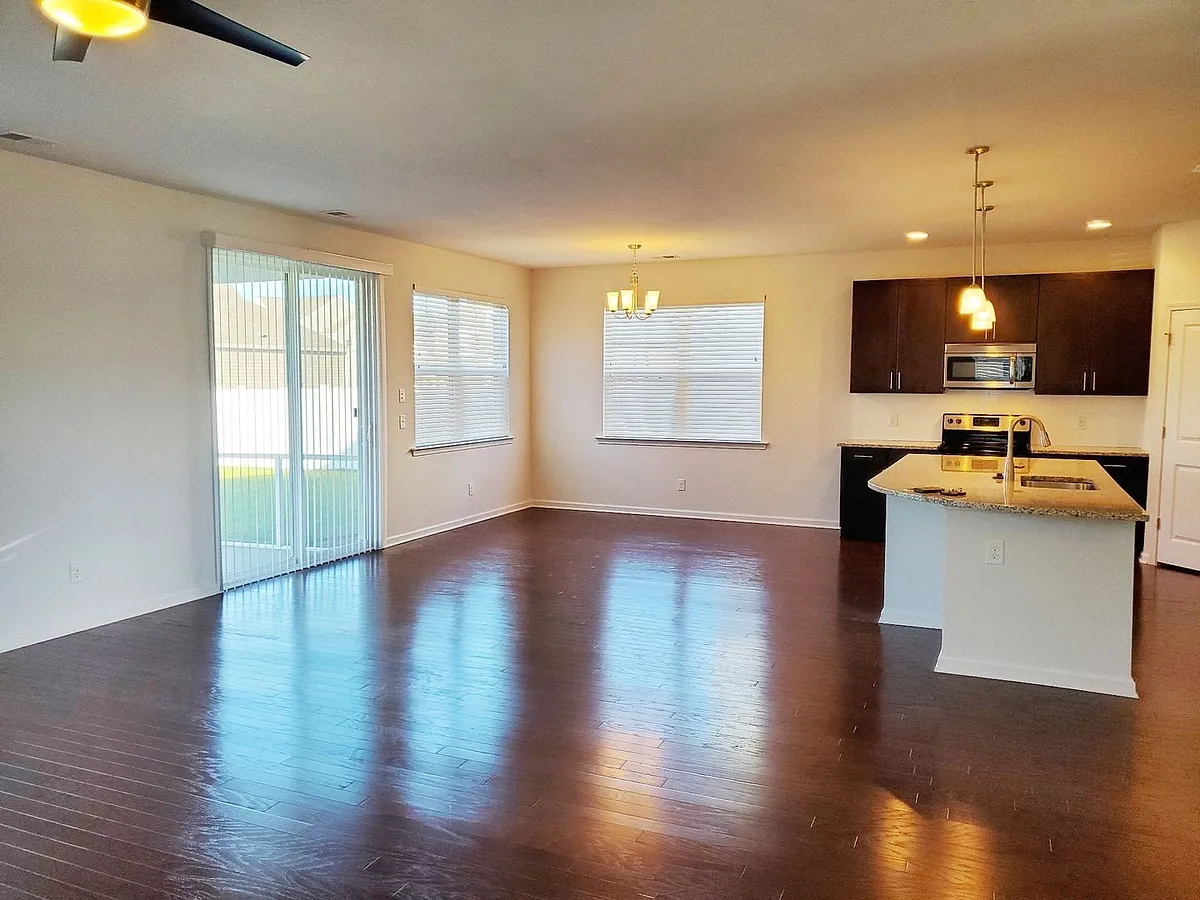 Building Photo - 104 Bushwood Dr