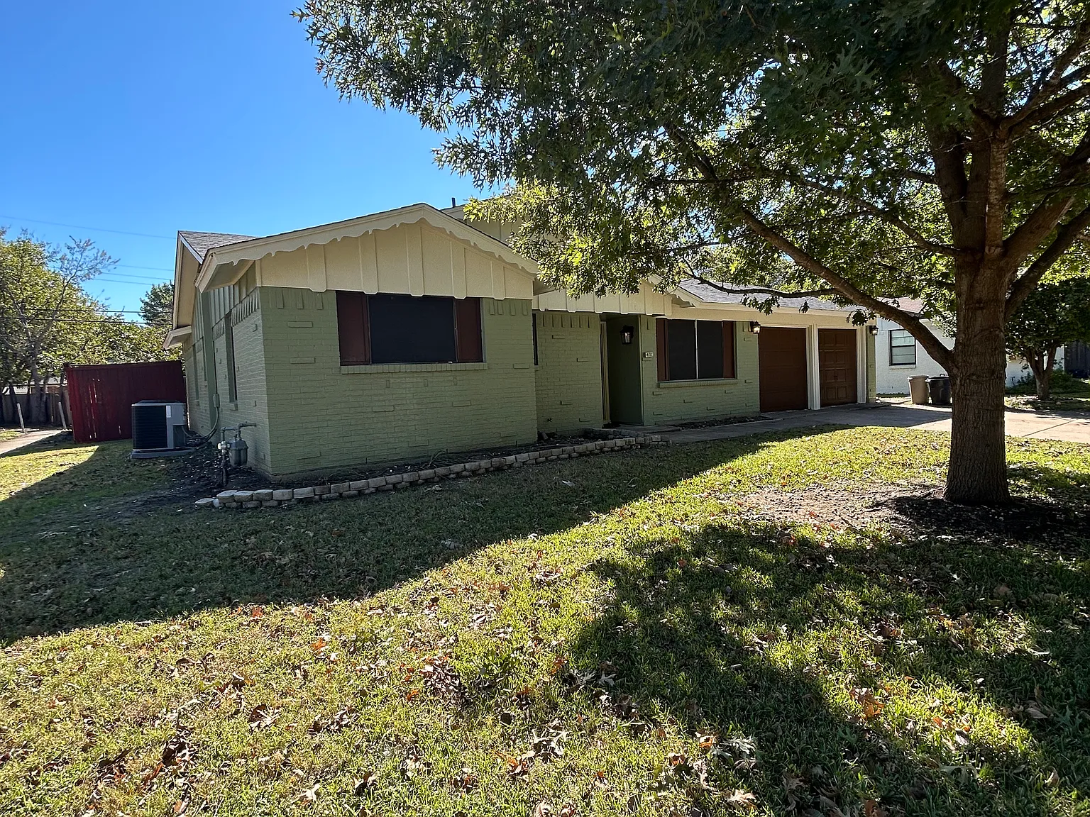 401 Lena Ln — Photo 2