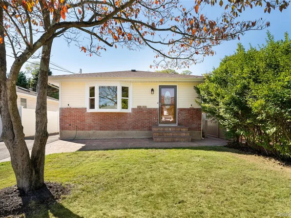 6 Merle Place, Deer Park, NY 11729