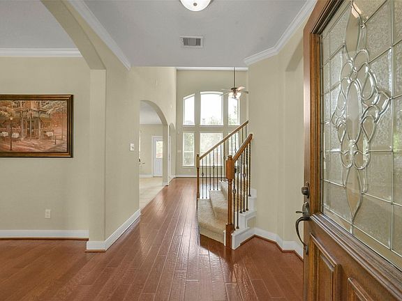3rd image of 110 N Victoriana Cir