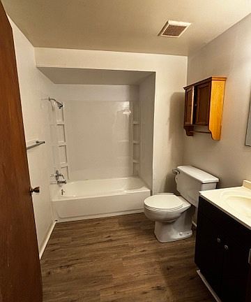 2nd image of 27941 Jefferson Ave #27949