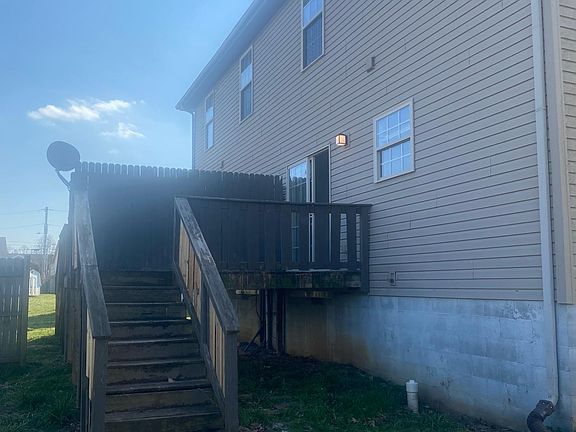 3rd image of 130 Lowell Ct