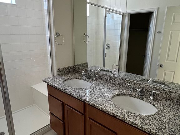 Master room bathroom
