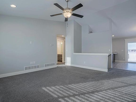 5th image of 580 Sanford St