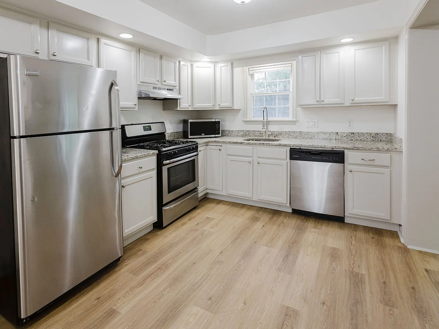 5 bed, 3.5 bath, 1821 sqft, $5,200 — Photo 3