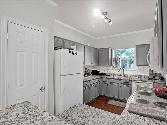 4th image of 1128 Oakcrest Dr