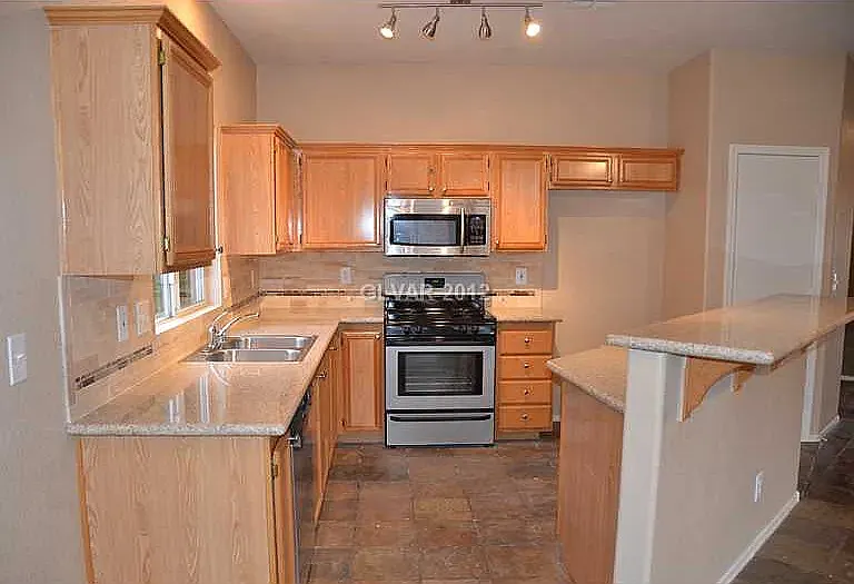 3 bed, 1456 sqft, $2,100 — Photo 3