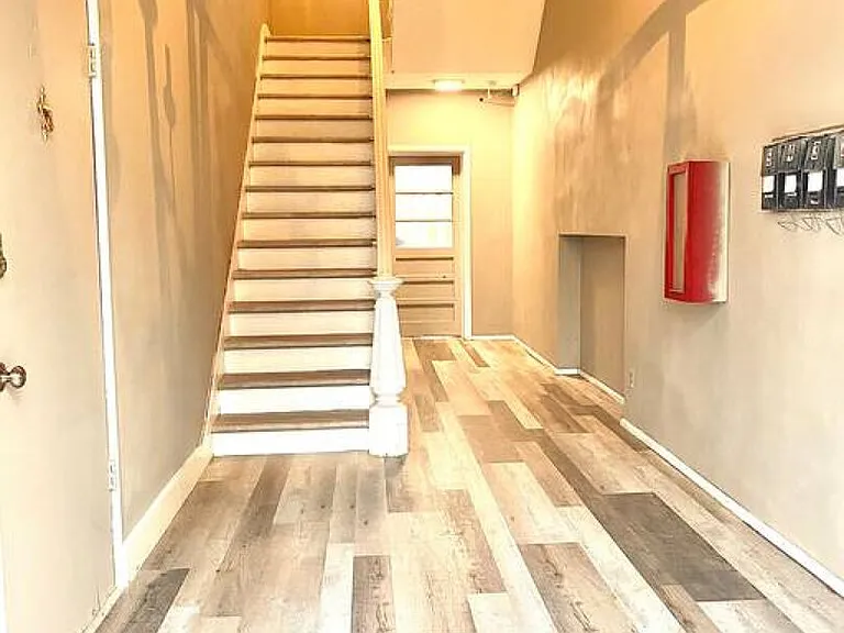 610 Clark St — Photo 16