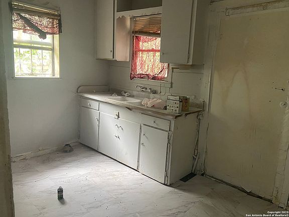 4th image of 3017 COLIMA ST