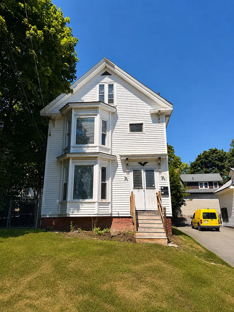 12 Autumn Street — Photo 1