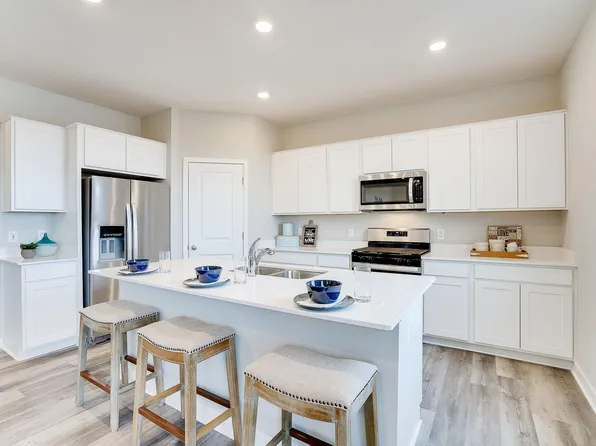 2039 Rainier Dr, Shakopee, MN 55379