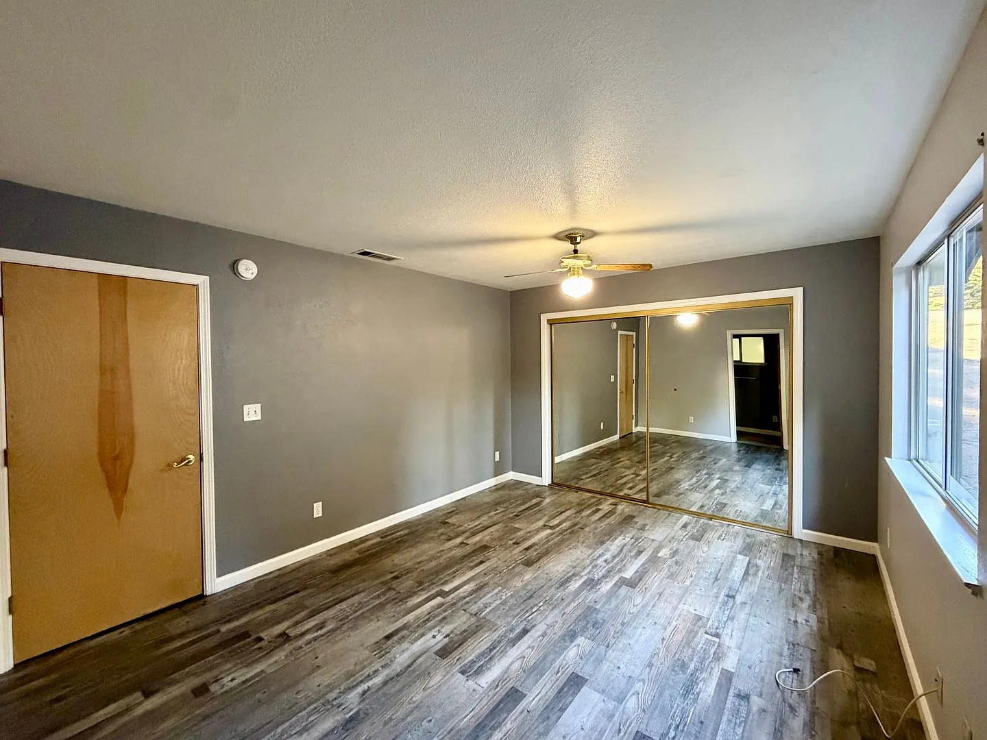 Charming 3-Bedroom Mountain Home with Fenced Yard. — Photo 3