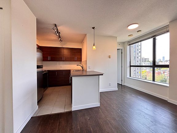 4th image of 833 Agnes St #902