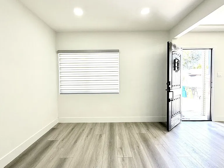 11836 Rialto St — Photo 6
