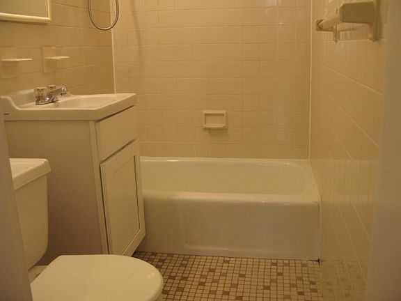5th image of 212 E 83rd St #D2d