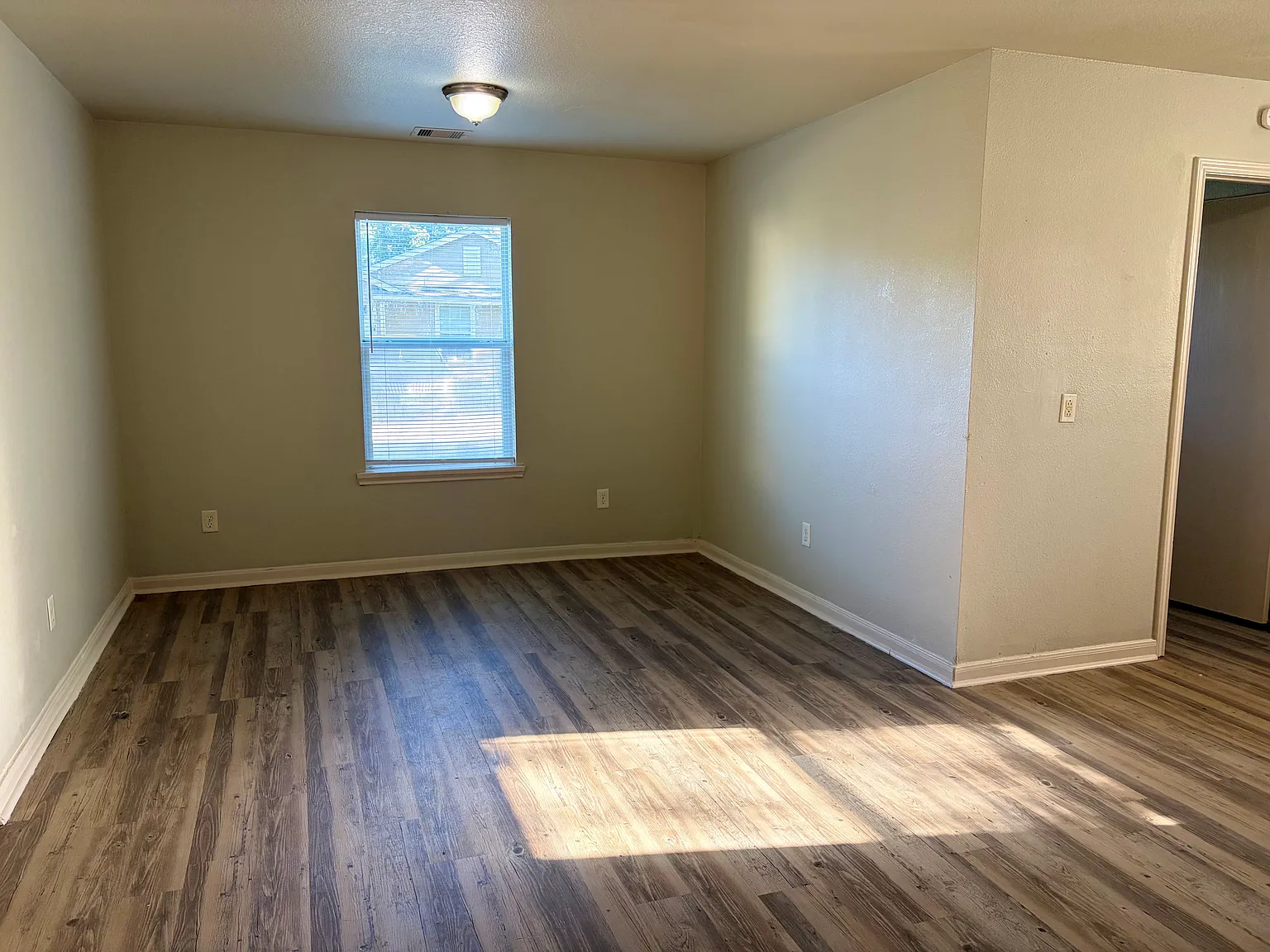 4 bed, 1520 sqft, $1,295 — Photo 3