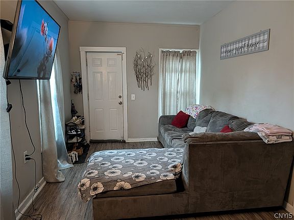 5th image of 162 Oak St