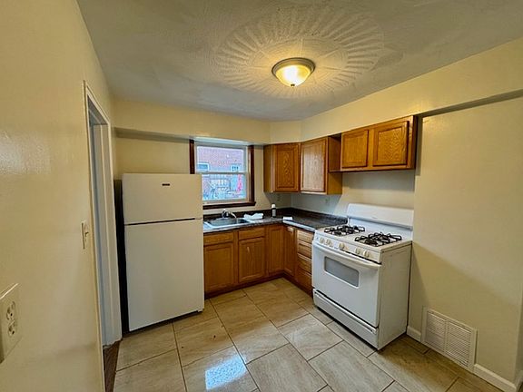 3rd image of 4 Minden Ave #137