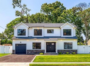 9 Venus Rd, Syosset, NY 11791