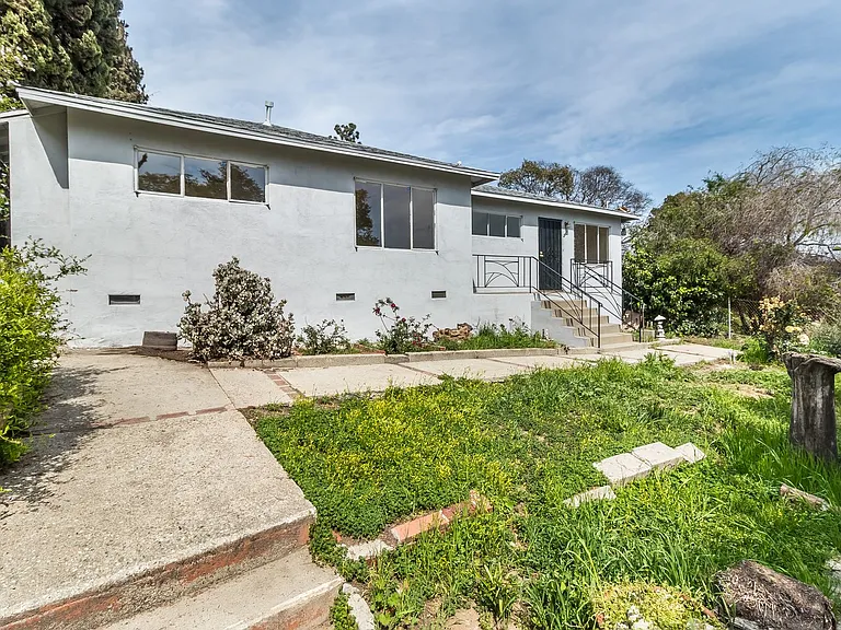 2111 Charlotte St — Photo 2