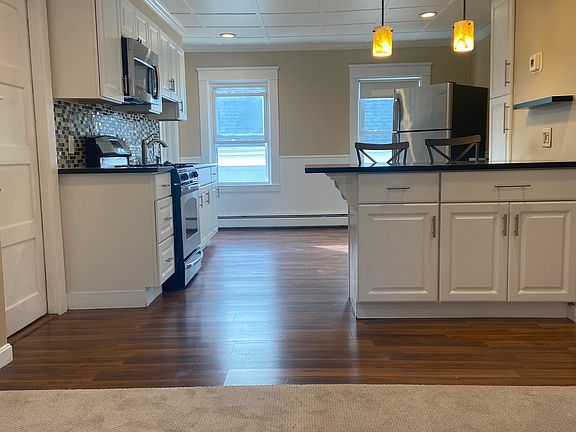 5th image of 16 Thompson Ave #1