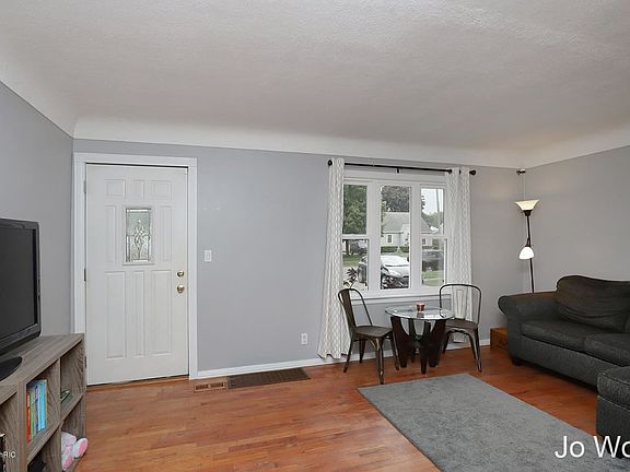 5th image of 903 Royal Oak St SW
