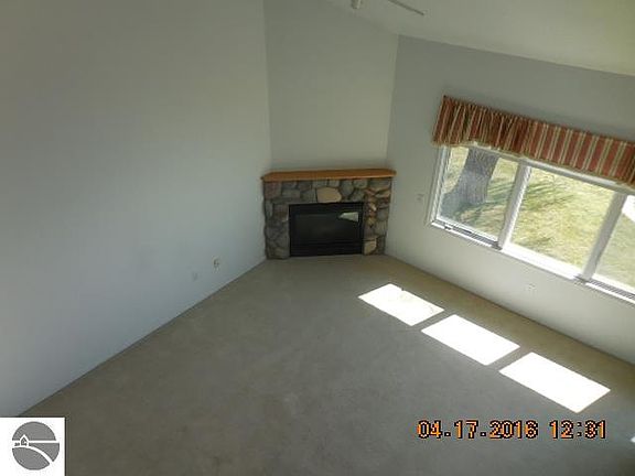 3rd image of 637 W Lake St