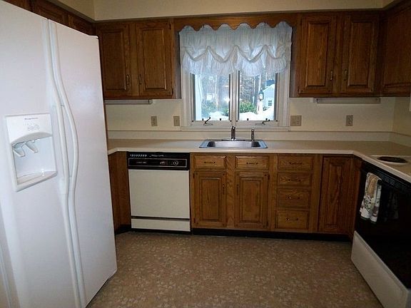 5th image of 16 Oakwood Ln
