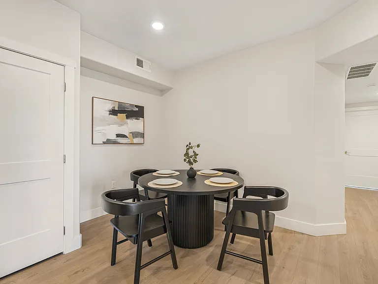 Lincoln Crossing Apts — Photo 4