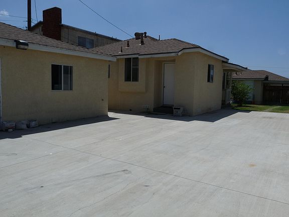 3rd image of 13616 S Raymond Ave