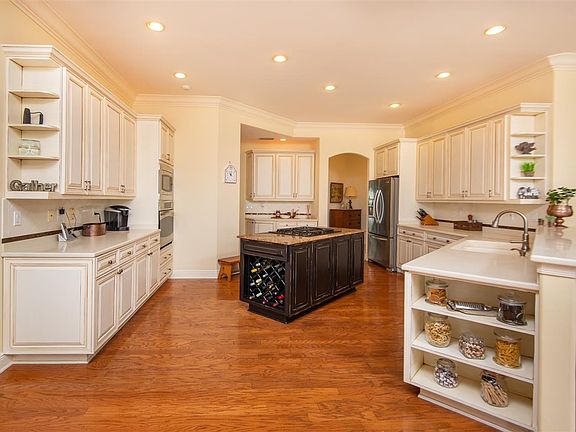 3rd image of 372 Oyster Ct