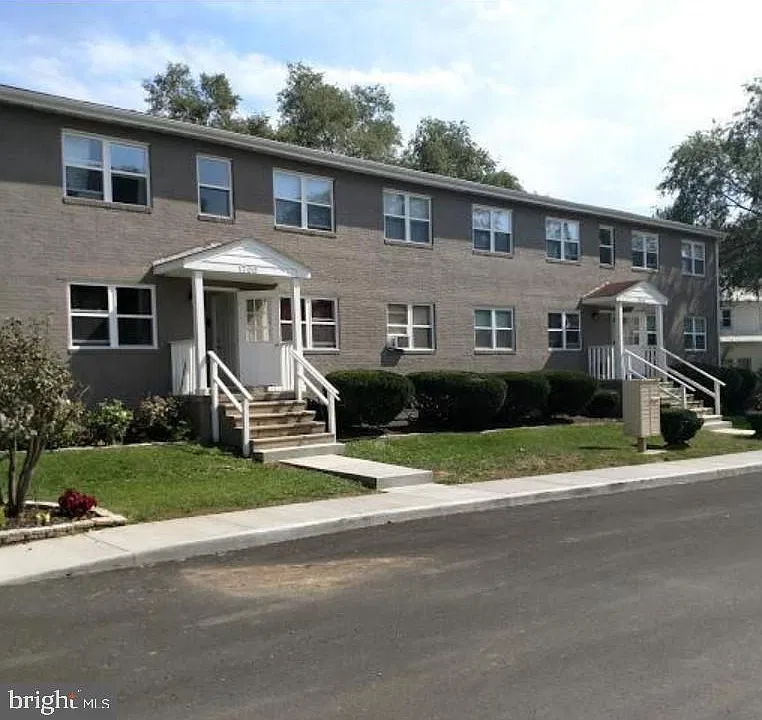 1700 Roberts St #8