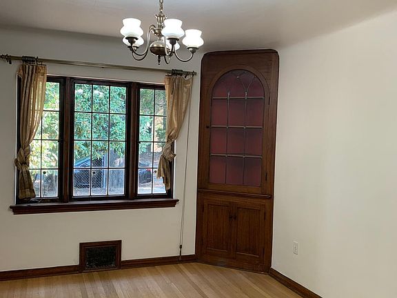 5th image of 5009 16th Ave NE #8