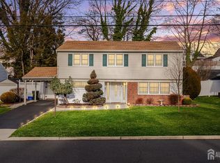 36 Farmbrook Dr, Old Bridge, NJ 08857