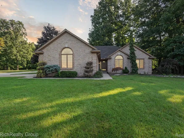 3289 Lake Forest Dr, Sterling Heights, MI 48314